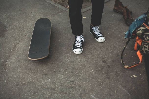 Een man in een klassiek zwart pak. Skateboarden, Free Life concept. - Foto, afbeelding