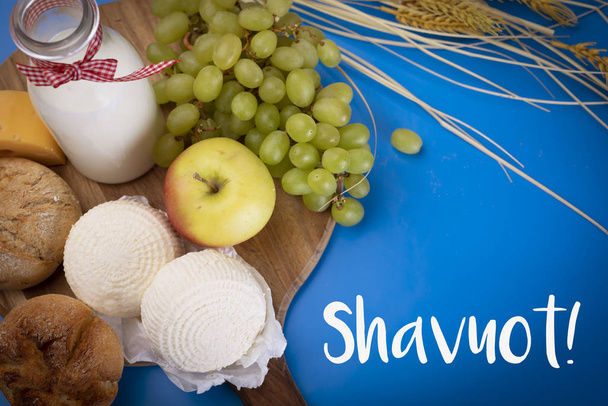Shavuot is een traditionele religieuze joodse feestdag - Foto, afbeelding