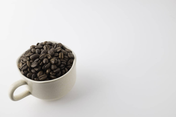 brown coffee seeds in cup, studio shot  - Fotoğraf, Görsel