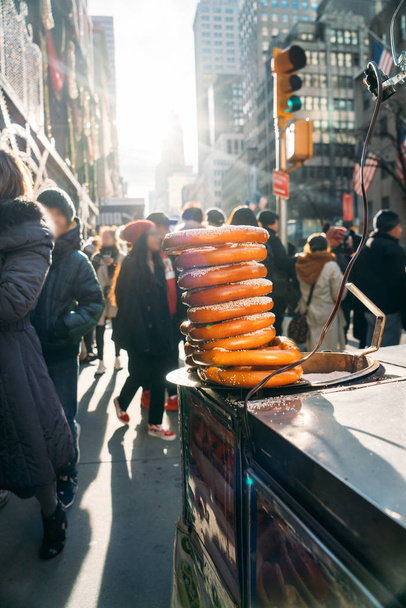 Dziewięć precle ułożone w szybkim koszyka żywności w centrum miasta Nowy Jork - Zdjęcie, obraz