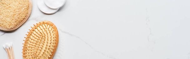 πανοραμική βολή από βαμβακερά μαξιλαράκια και επιχρίσματα, βούρτσα μαλλιών και σφουγγάρι προσώπου σε μαρμάρινη επιφάνεια - Φωτογραφία, εικόνα