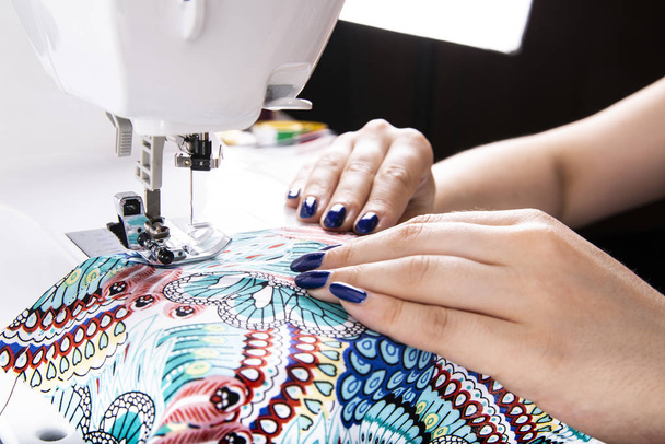 Sewing on the machine. The woman is sewn. - Photo, Image