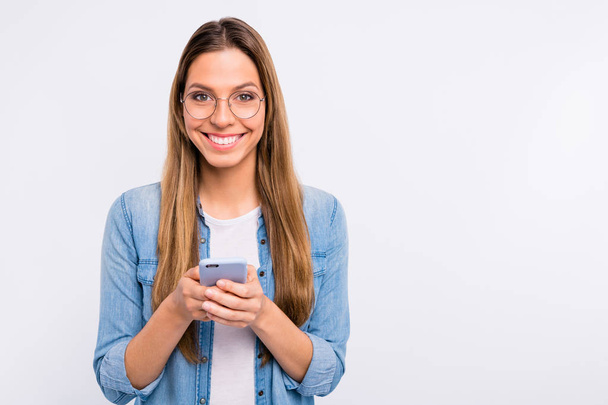 Фотопортрет чарівної приємної радий оптимістичної білої леді, що тримає цифровий телефон в руках ізольований сірий фон
 - Фото, зображення