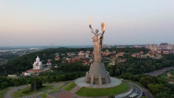 Widok z lotu ptaka na Pomnik Ojczyzny w Kijowie, Ukraina - Materiał filmowy, wideo