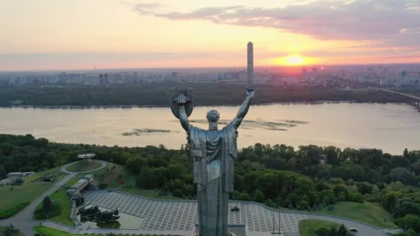 Imágenes de aviones no tripulados Vista aérea del Monumento a la Patria en Kiev Kiev, Ucrania
 - Metraje, vídeo