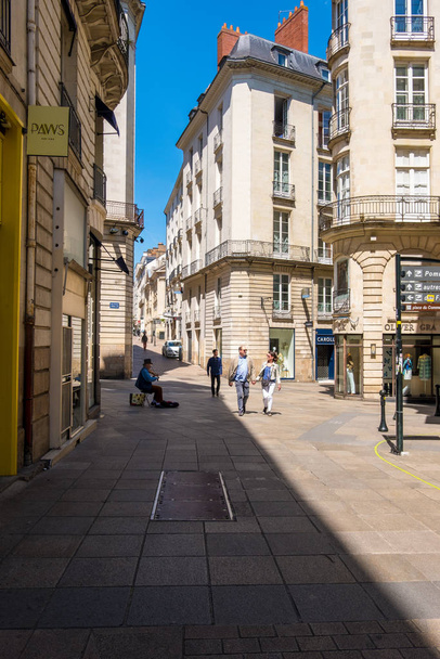 Прогуляйтеся по вулицях історичного центру міста Нант, Франція - Фото, зображення