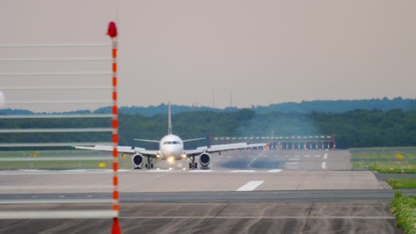 Frenado del avión después del aterrizaje - Metraje, vídeo