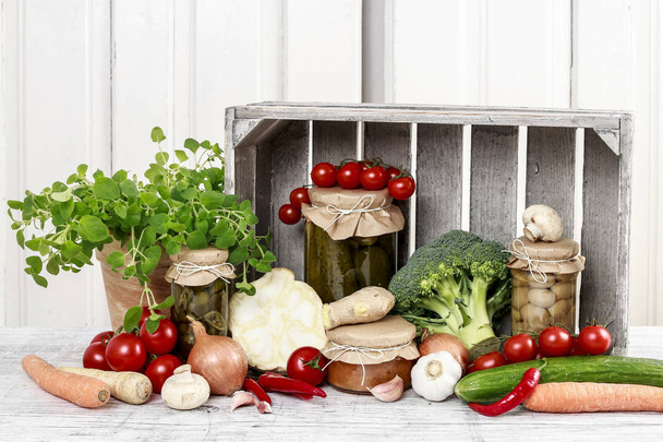 Pots de conserves et légumes frais
. - Photo, image