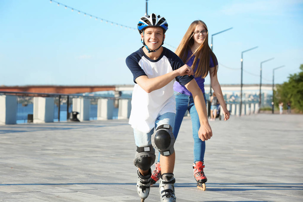 Adolescentes en patines al aire libre
 - Foto, imagen