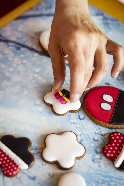 Gingerbreads decorated with icing. Appetizing colorful cookies. - Foto, afbeelding