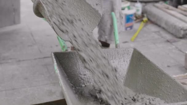 Trabalhadores anônimos estão derramando concreto Para o trabalho de raiz, caminhões Siemens Liberando concreto pronto para o local de trabalho
. - Filmagem, Vídeo