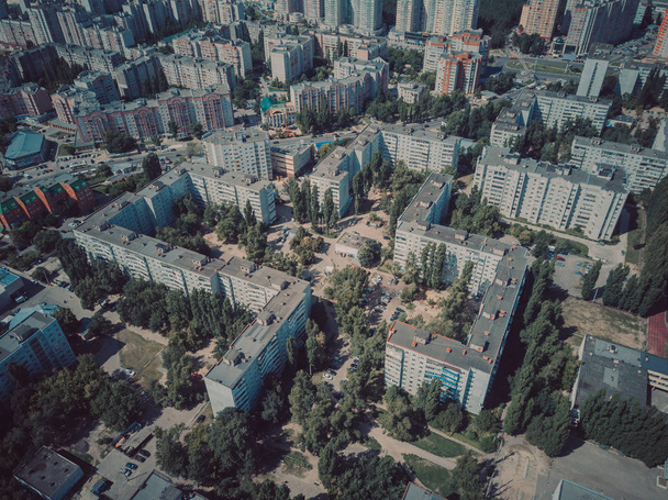 Letecký pohled na rostoucí město. Dron pohled na nový komplex budov v centru města s domy - Fotografie, Obrázek