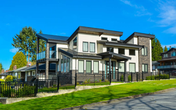 Новый жилой дом с бетонной плиткой над фасадом
 - Фото, изображение