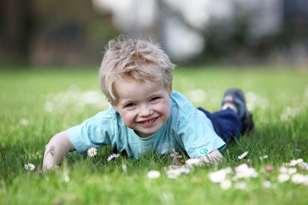 kisfiú a zöld réten - Fotó, kép