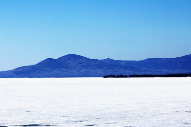 バイカル湖下の氷の山の背景 - 写真・画像