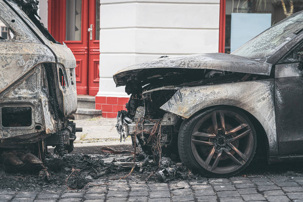 Coches quemados en las calles de Berlín
 - Foto, Imagen