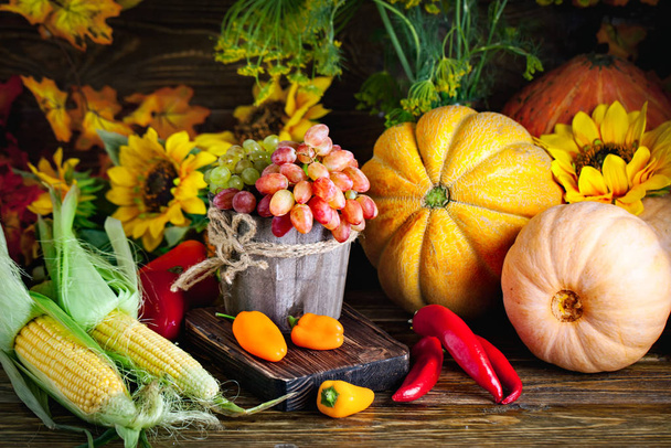 The table, decorated with vegetables and fruits. Harvest Festival. Happy Thanksgiving. Autumn background. Selective focus. - Foto, Imagem