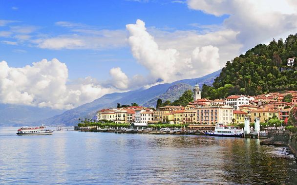Pueblo de Bellagio en el Lago de Como en Lombardía, Italia
.                     - Foto, Imagen