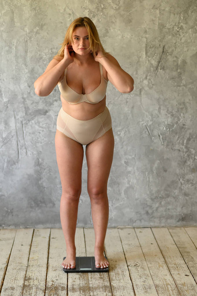 Fat woman very worried with her weight. Body positive. Size plus - 写真・画像