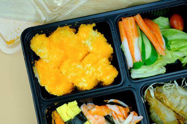 Японская еда bento коробка риса и овощей с другой кухней
 - Фото, изображение