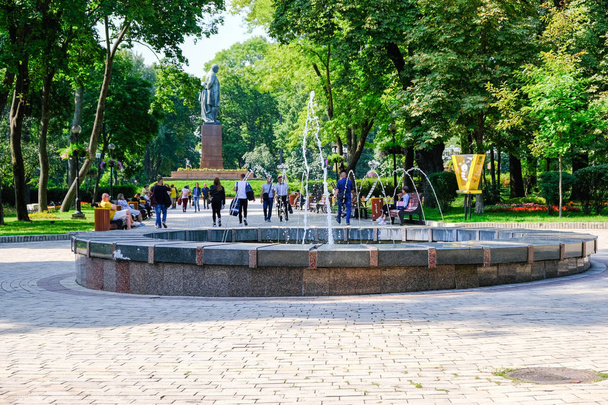 Shevchenko Park, kesämaisema
 - Valokuva, kuva