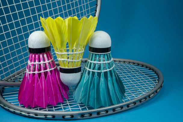 Piórowe lotki i rakiety do badmintona - Zdjęcie, obraz