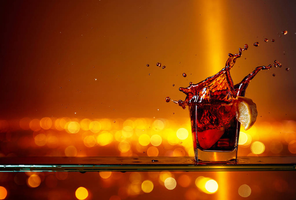  cocktail met citroen op een achtergrond van nacht stad.  - Foto, afbeelding