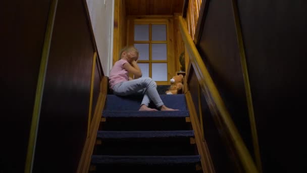 Fáradt lány a lépcsőn - Felvétel, videó