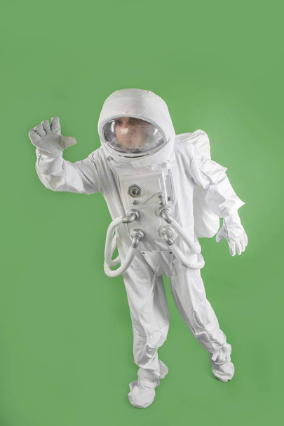 astronauta en el espacio agitando su mano
 - Foto, imagen