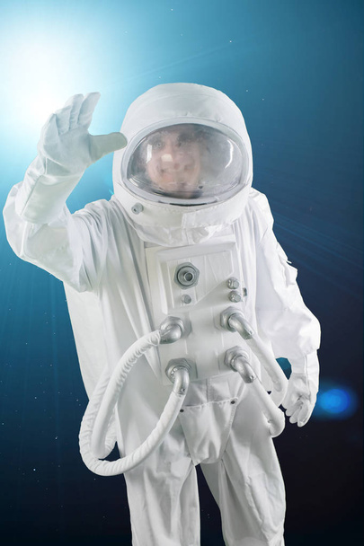 astronauta nello spazio che agita la mano
 - Foto, immagini