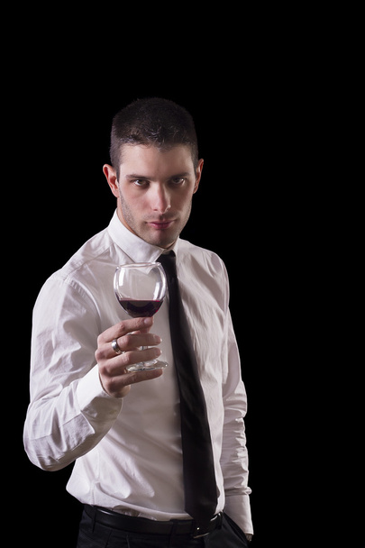 Homme tenant un verre rouge de bon vin
 - Photo, image