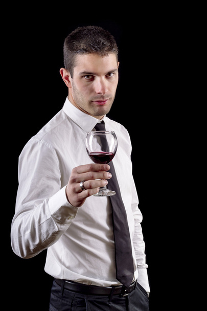 Homem segurando um copo vermelho de vinho fino
 - Foto, Imagem