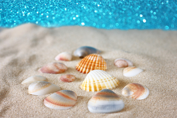 Muscheln auf Sand und defokussierter Hintergrund - Foto, Bild