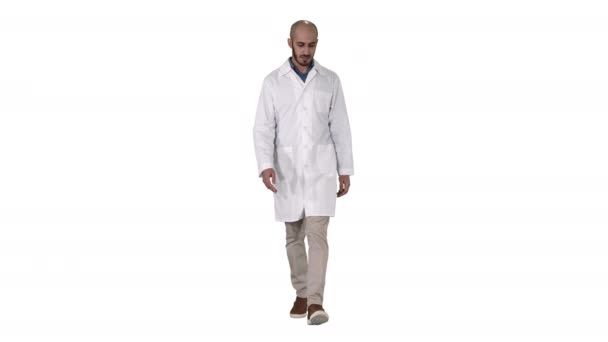 白い背景に男性のアラブ医師を歩く. - 映像、動画