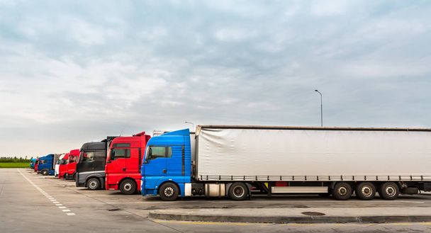 駐車場、ヨーロッパの都市での貨物輸送上のトラック。ヨーロッパでの商品の配送のための車両 - 写真・画像