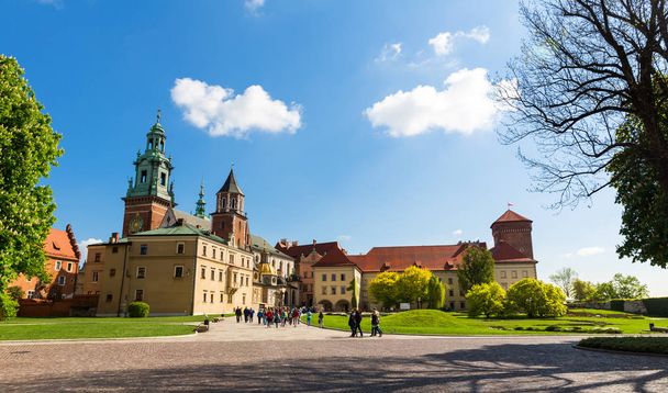 Група туристів, що йдуть в замку Вавель, Краків, Польща. Європейське містечко з старовинними архітектурою будівель, знамените місце для подорожей - Фото, зображення