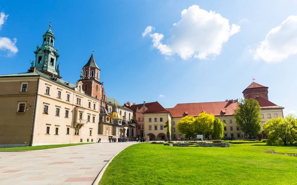 Wawel kasteel werf met gazon, panoramisch uitzicht, Krakau, Polen. Europese stad met oude architectuur gebouwen, beroemde plek voor reizen en toerisme - Foto, afbeelding