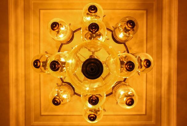 Жовті лампи зі скляною конструкцією на стелі в бальній кімнаті
 - Фото, зображення