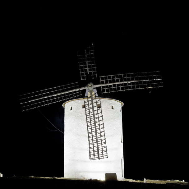 Ветряная мельница ночью. Испания
 - Фото, изображение