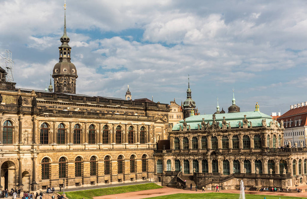 Галереи и музеи в Дрезднер Цвингер, вид на фасад. Архитектурный комплекс позднего барокко и неоренессанса с внутренним садом
 - Фото, изображение