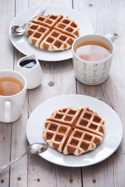 Breakfast - waffles and tea on a wooden table - Foto, imagen
