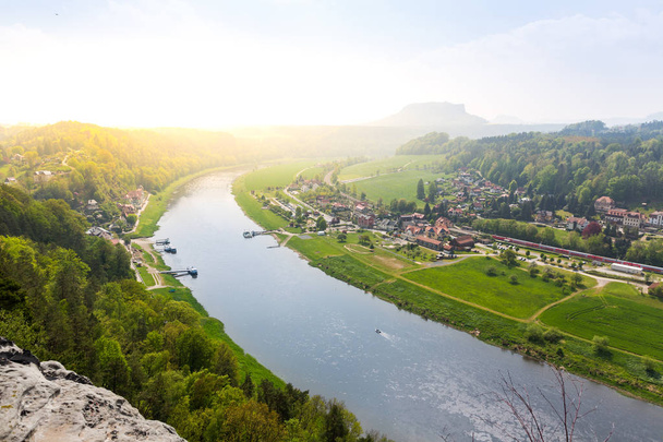 Γερμανία, επαρχιακή πόλη στο πράσινο δάσος στον ποταμό Έλβα, θέα από το βουνό. Κτήρια σε παλιό ευρωπαϊκό στιλ, γερμανική αρχιτεκτονική - Φωτογραφία, εικόνα
