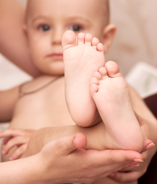Newborn baby feet in mother's hands. - Zdjęcie, obraz
