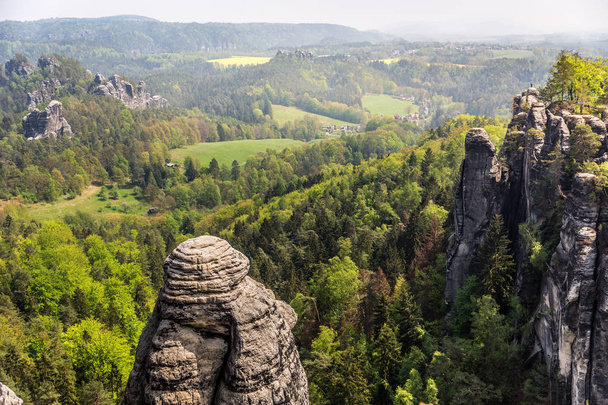 Skalnaté hory, panoramatický výhled, divoká evropská příroda. Letní turistika a cestování, slavný Evropský orientační bod, populární místa - Fotografie, Obrázek