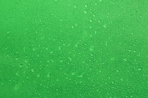 Водяні краплі на зеленому тлі, текстура барвистий водяний пагорб
. - Фото, зображення