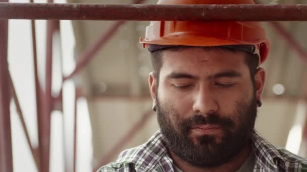 Trabajador manual con casco
 - Imágenes, Vídeo