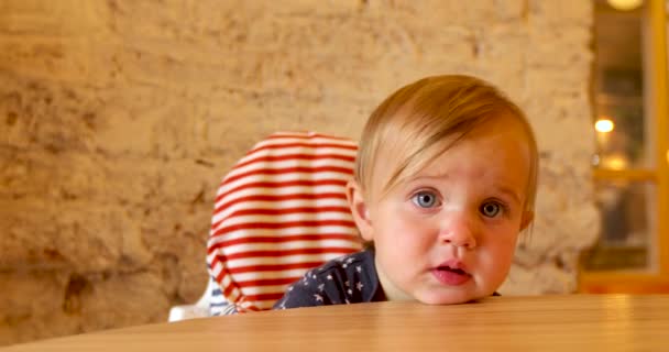 Bambina posato la testa sul tavolo
 - Filmati, video