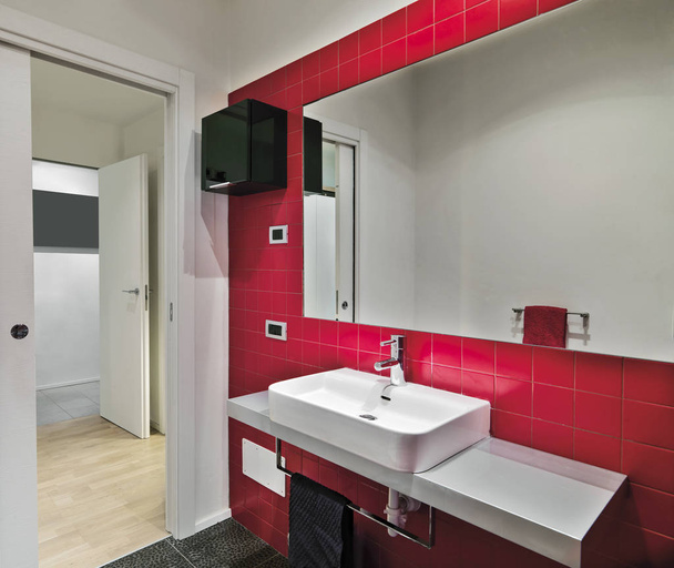 modernes Badezimmerinterieur im Vordergrund der große Spiegel - Foto, Bild