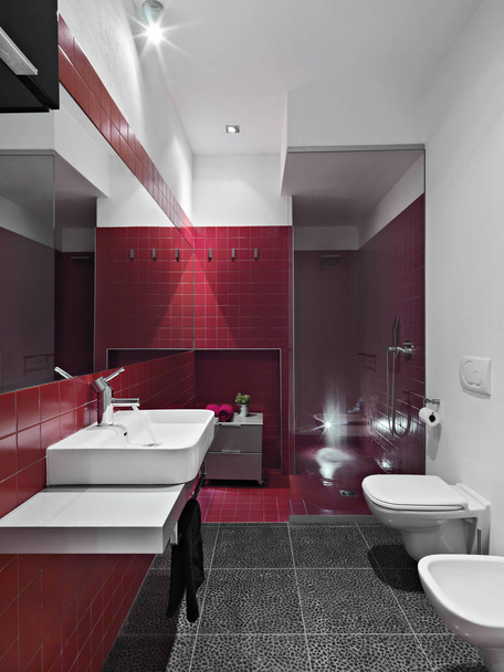 interiores fotos de um banheiro moderno em primeiro plano o lavatório de bancada no fundo o cabine de chuveiro de alvenaria
 - Foto, Imagem