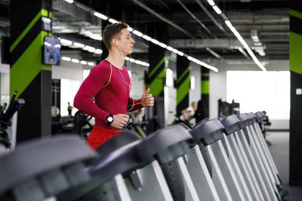 Sportsman Running on Treadmill - Foto, afbeelding